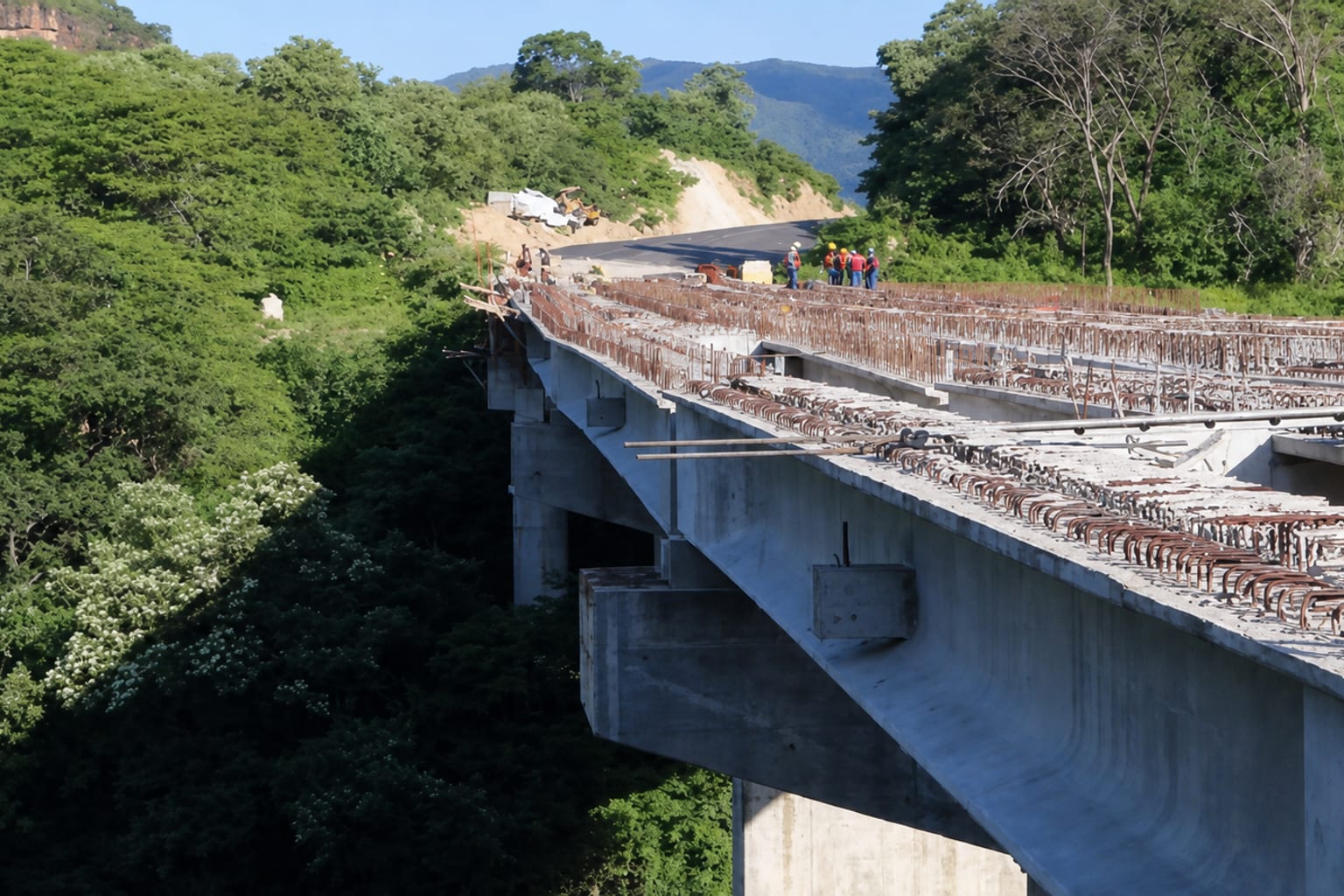 Estructura de puente de concreto en construcción con acero de refuerzo