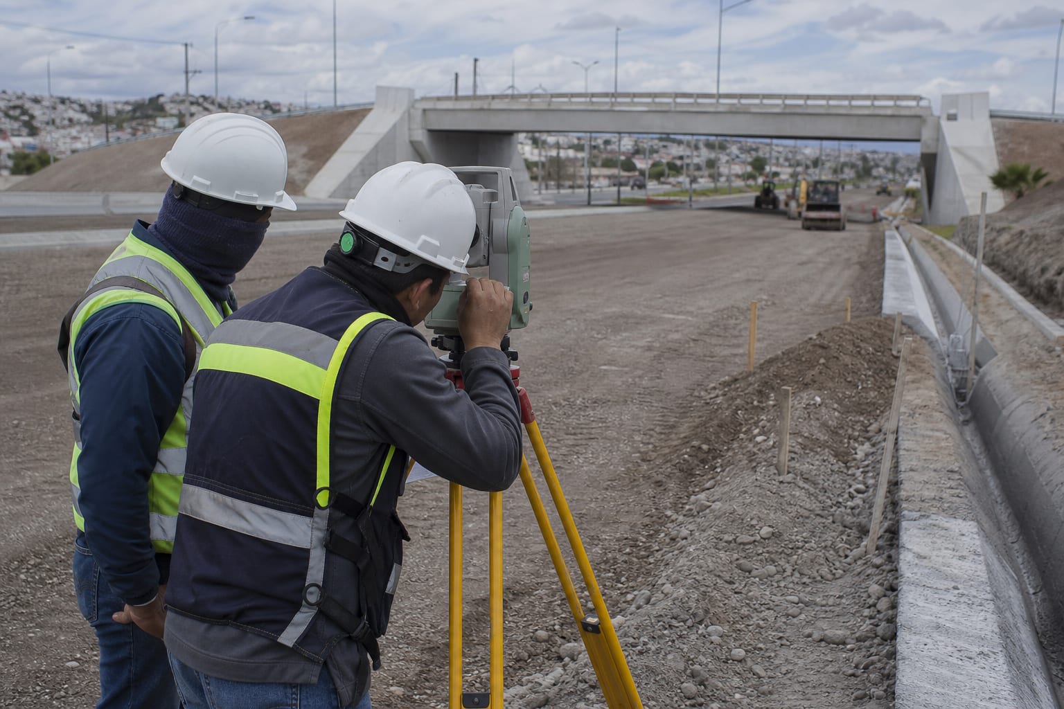 Personal técnico realizando un levantamiento en campo